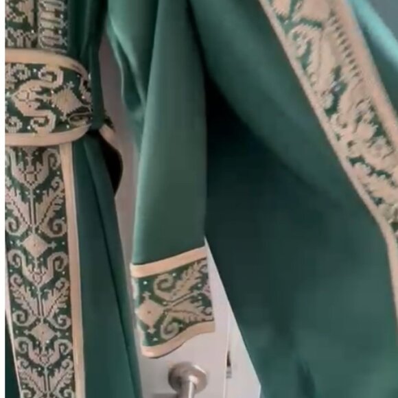 THOBE- green silk with gold tatreez - Picture 3 of 5